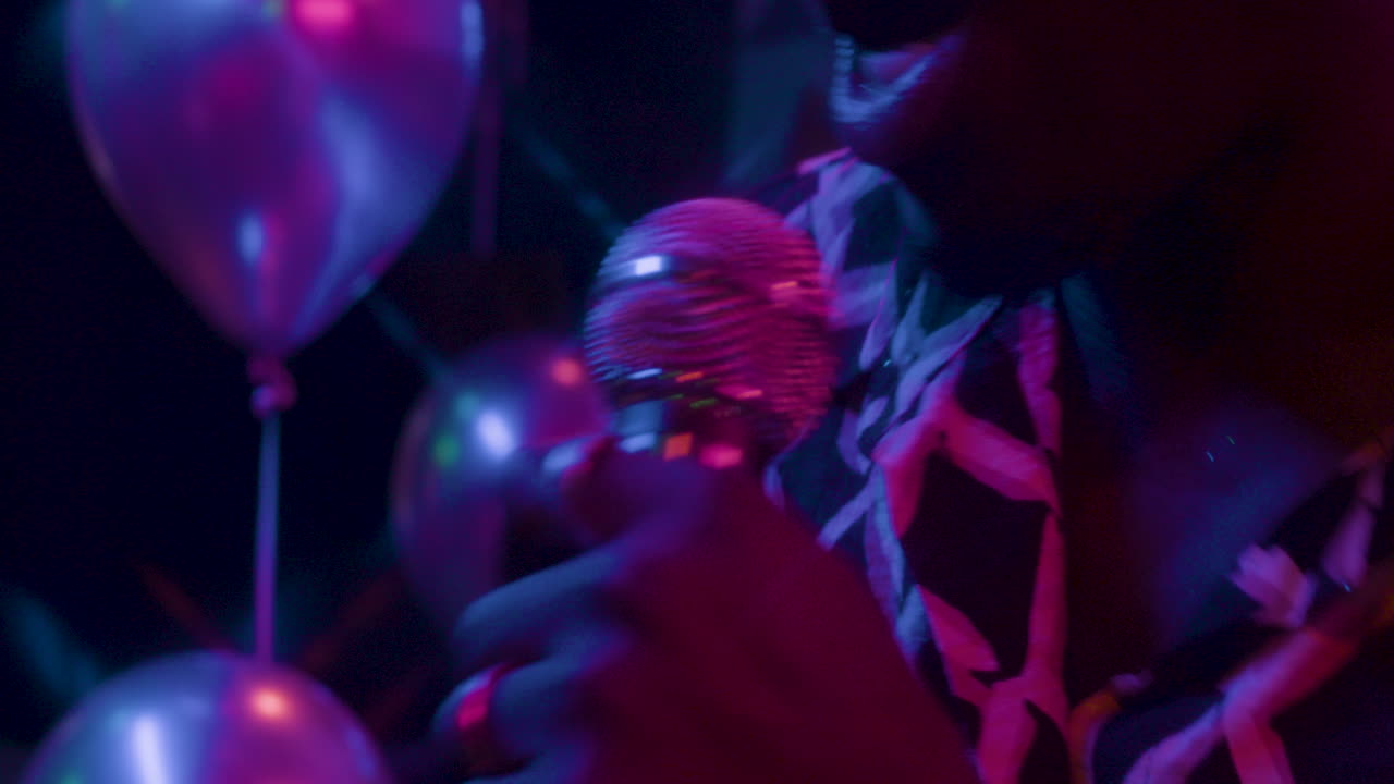 afrikanisch-amerikanischer mann auf einer party