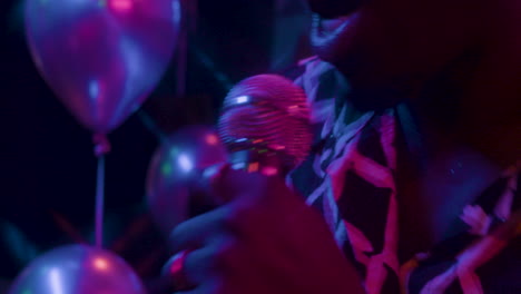 hombre afroamericano en una fiesta