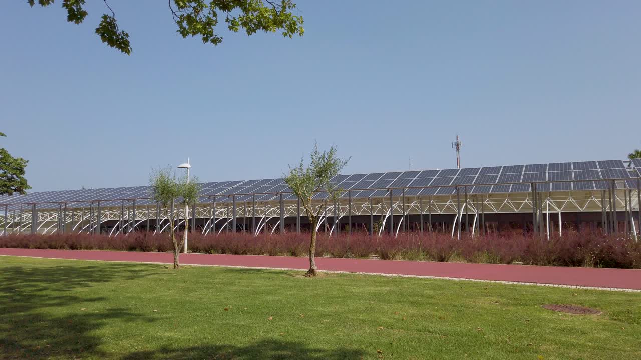 la enorme cantidad de paneles solares que proporcionan a un centro deportivo energía verde