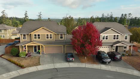 Vista-Aérea-En-órbita-De-Una-Residencia-Suburbana-Durante-El-Otoño