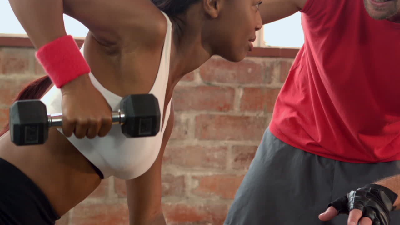 entrenador ayudando al cliente a levantar pesas