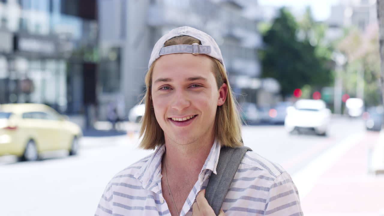 거리에서 키스하는 젊은 남자 몸짓