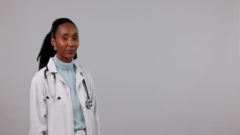 Mujer-Negra-Feliz,-Doctora-Y-Apuntando-A-La-Maqueta