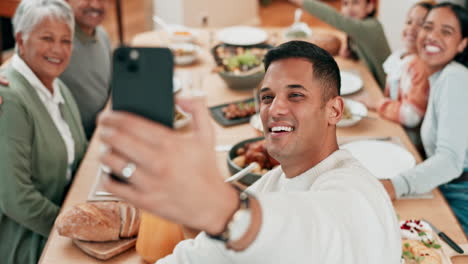 sonrisa, selfie y cena con la gran familia en la mesa