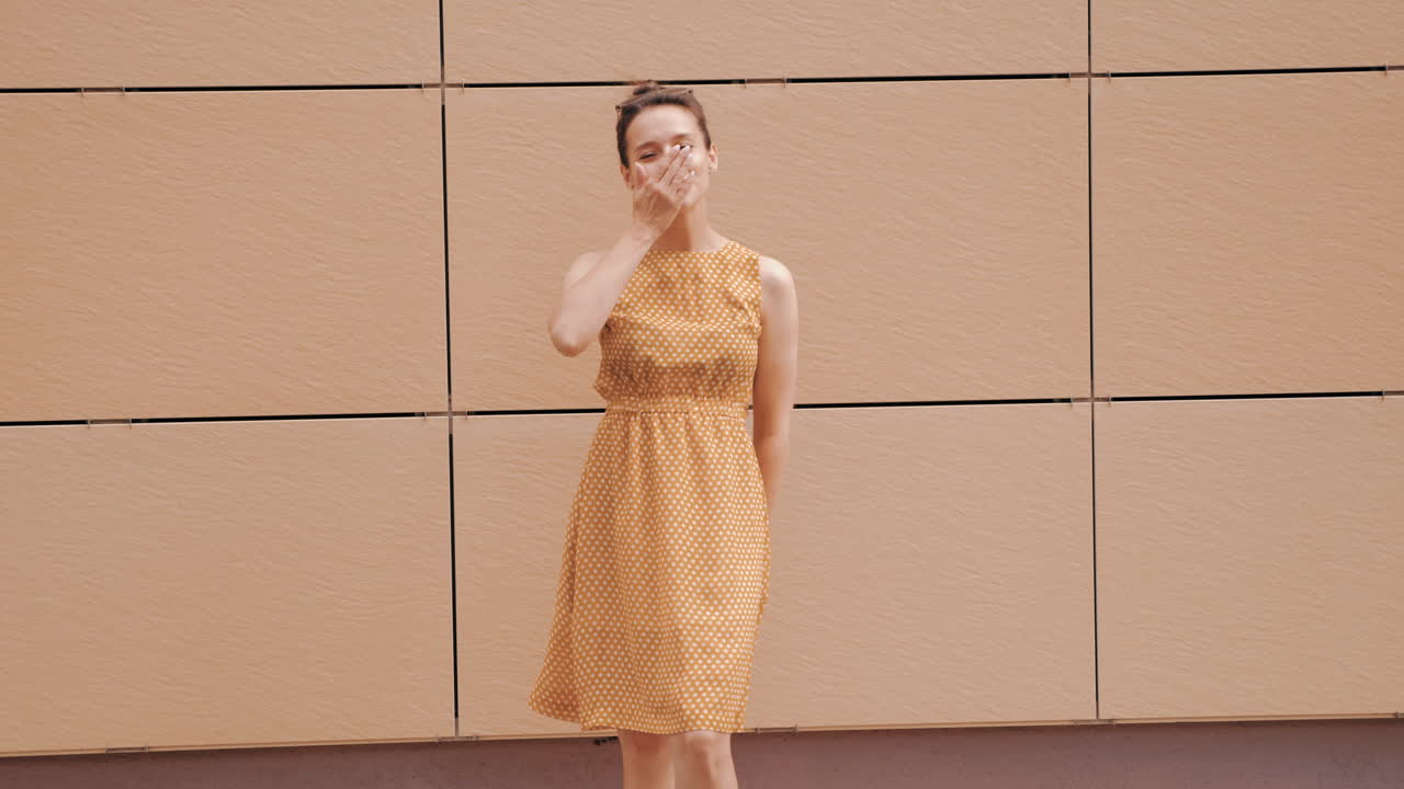 노란색 폴카 도트 드레스 를 입은 여자