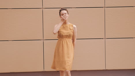 노란색 폴카 도트 드레스 를 입은 여자