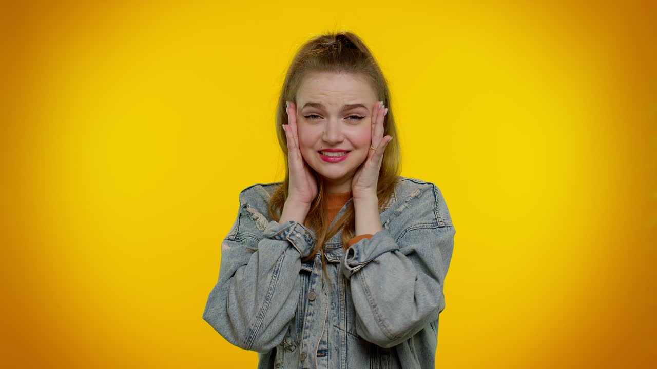 두 손으로 얼굴을 고 겁에 질린 여자