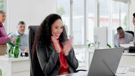 Mujer-En-La-Oficina-Con-Computadora-Portátil