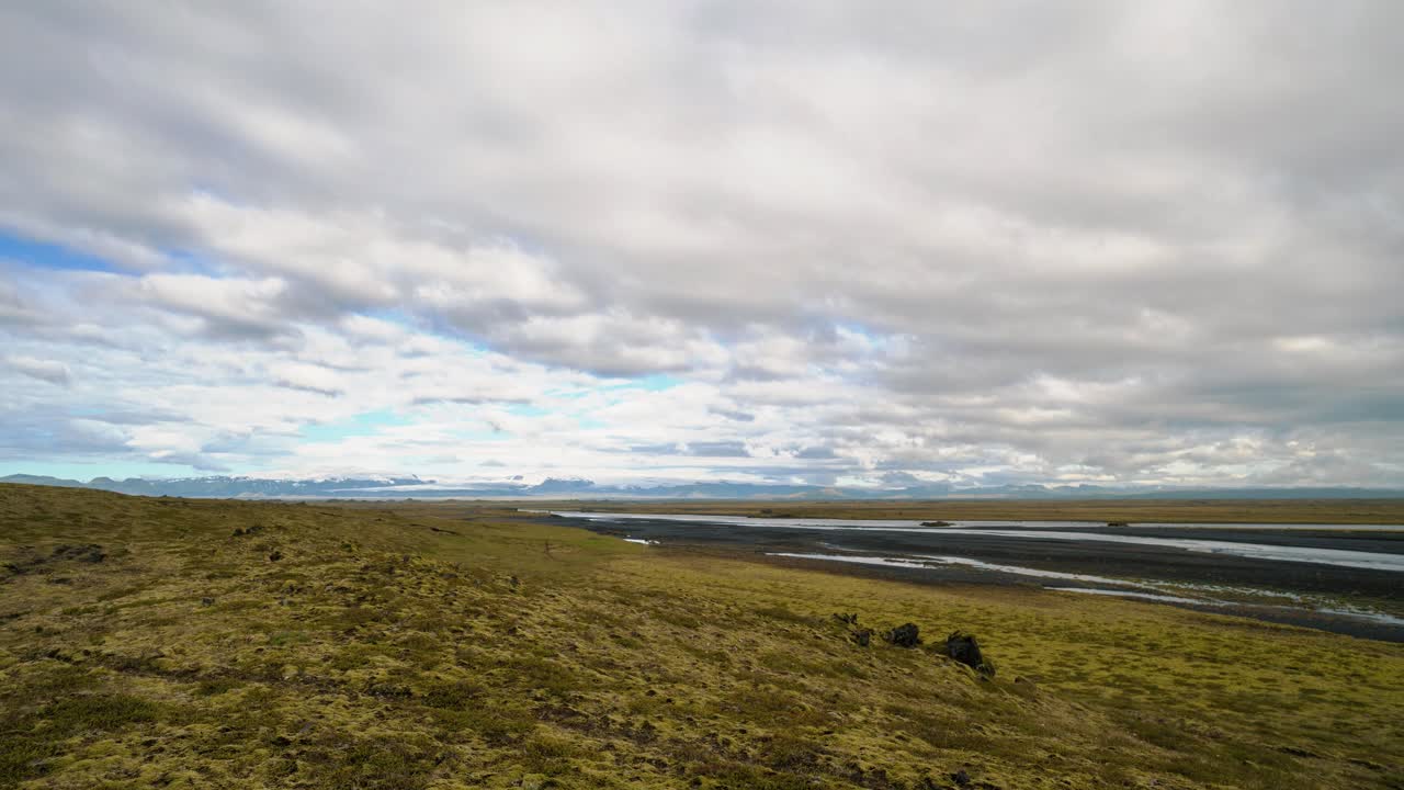 lapso de tiempo de nubes moviéndose sobre un río en un paisaje típico de islandia 4k
