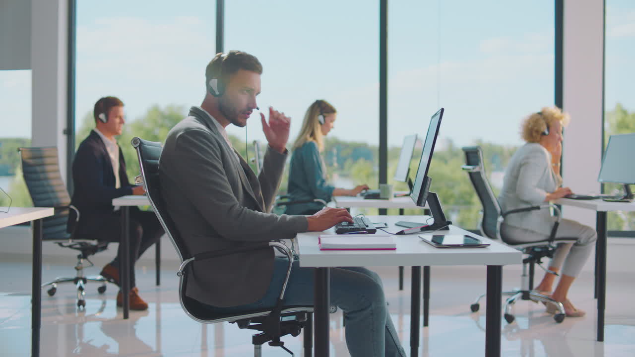 사무실에서 일하는 콜 센터 에이전트