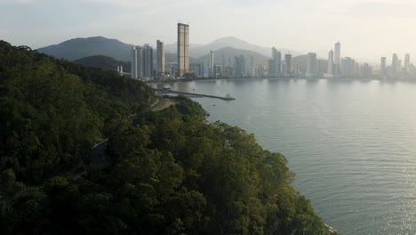 Vista-Aérea-De-Drones-Avanzando-Y-Revelando-La-Playa-Balneario-Camboriu-Durante-La-Puesta-De-Sol,-Santa-Catarina,-Brasil