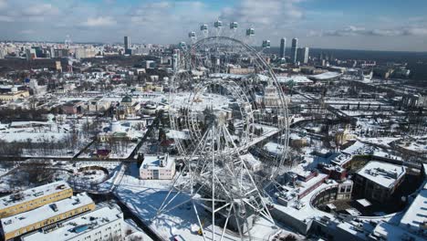 воздушный вид колеса обозрения в заснеженном городе