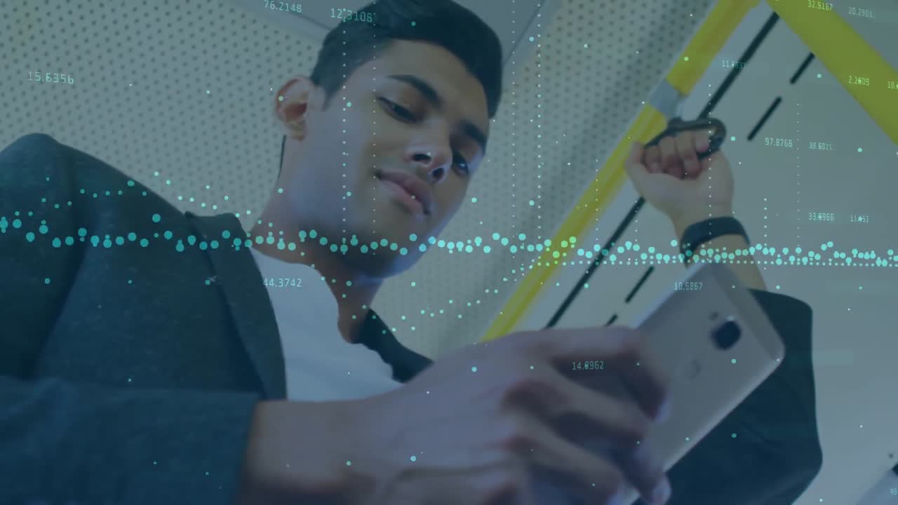 animación del procesamiento de datos sobre un hombre de negocios que usa un teléfono inteligente