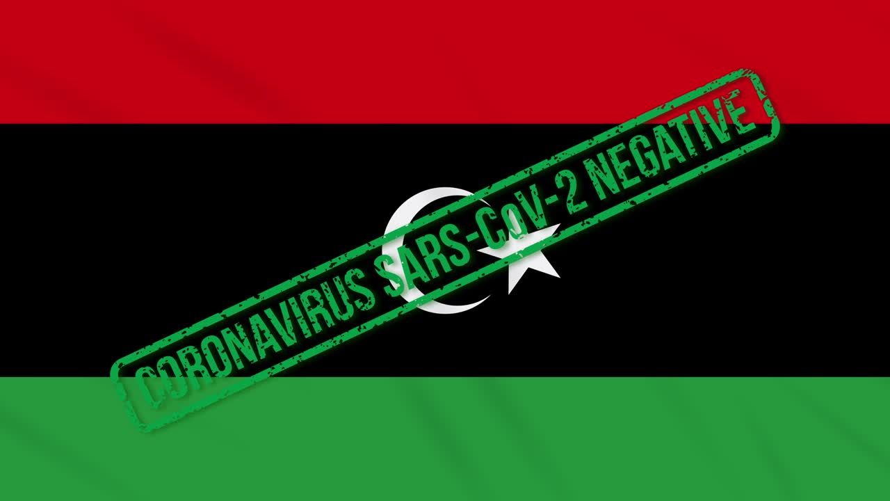 리비아가 코로나 바이러스로부터의 자유의 녹색 스프를 가진 발을 흔들고 있습니다.