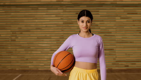 chica deportiva en la cancha de baloncesto