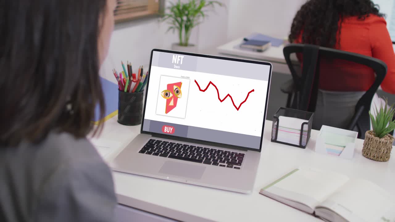 video de una mujer caucásica trabajando en una computadora portátil con nft en la pantalla
