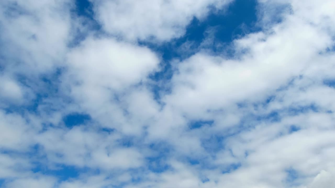las nubes se mueven en el cielo azul.