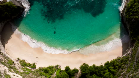 Luftdrohnen-Vogelperspektive-Des-Gesamten-Kelingking-Strandes-In-Nusa-Penida,-Bali