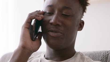 joven en una llamada telefónica