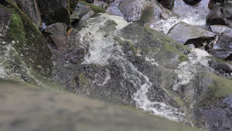 Mirando-Hacia-La-Cascada-Con-Rocas-Mojadas