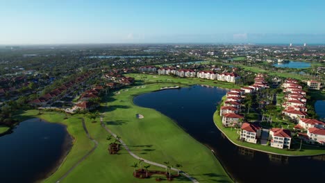 Filmischer-Drohnenschuss,-Der-An-Einem-Sonnigen-Morgen-über-Einen-Wunderschönen-Grünen-Golfplatz-Fliegt