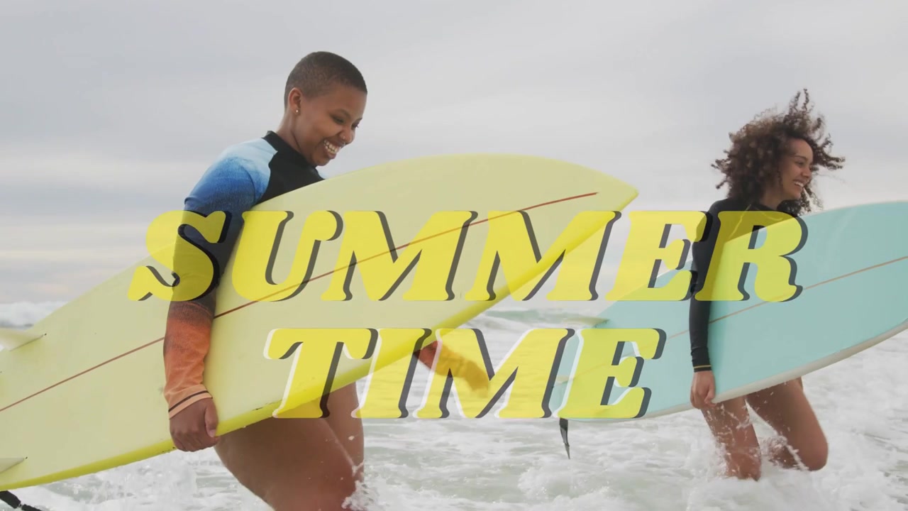 Smilende, to kvinner løper gjennom bølgene med surfebrett, passerer gul 'SUMMER TIME'-tekst for reise.