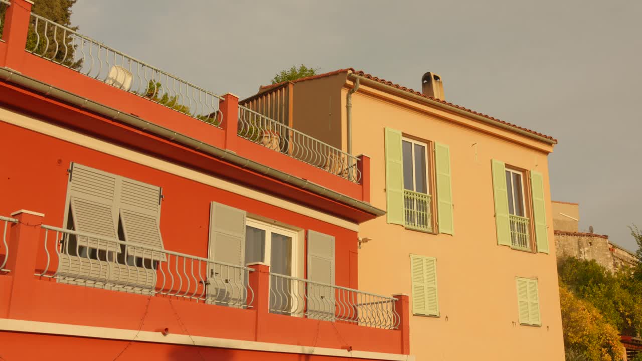 Architecture méditerranéenne dans la vieille ville de Menton, Côte d’Azur, France. Prise de vue en contre-plongée