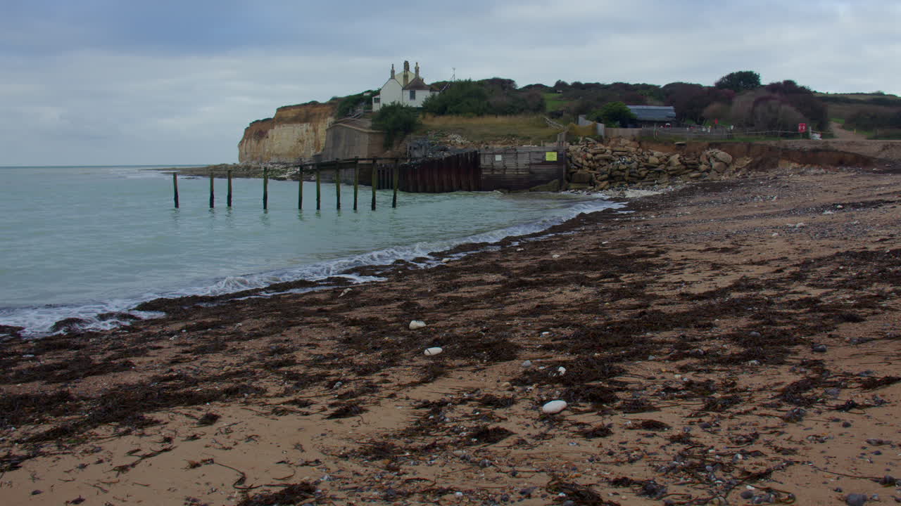 Weitwinkelaufnahme mit Blick über den Strand von Cuckmere Haven bis nach Seaford Head