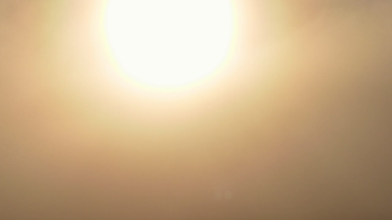 Hyperlapse in ascesa verso nuvole luminose su un lontano paesaggio invernale