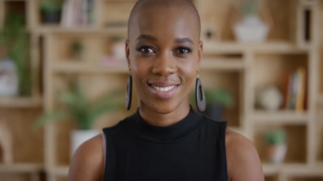 retrato de una feliz mujer afroamericana sonriente, confiada, empresaria, disfrutando de un estilo de vida exitoso y con moda elegante.