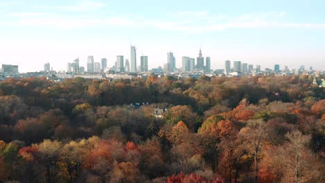 horizonte horizonte de la ciudad de varsovia durante el otoño desde la vista del parque lazienky