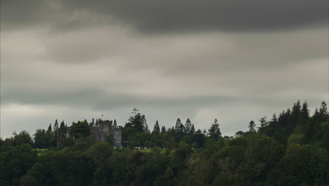 lapso de tiempo del castillo histórico rodeado de bosque en un día nublado en irlanda
