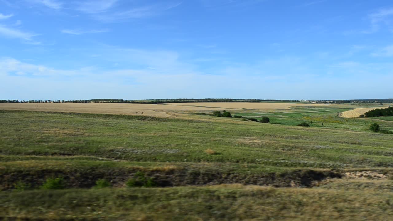 Udsigt over marken fra toget. Optagelse i bevægelse