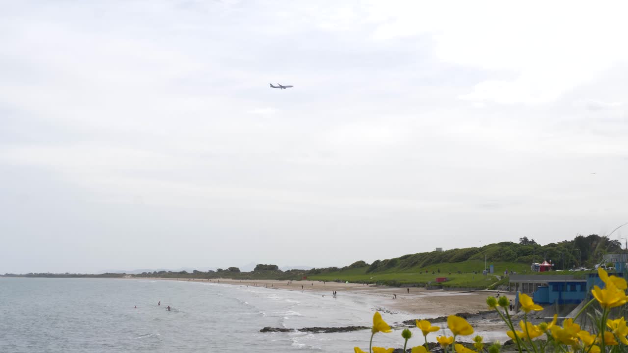 아일랜드 더블린 의 포트마록 벨 ⁇  스트랜드 해변 위 를 날아다니는 비행기