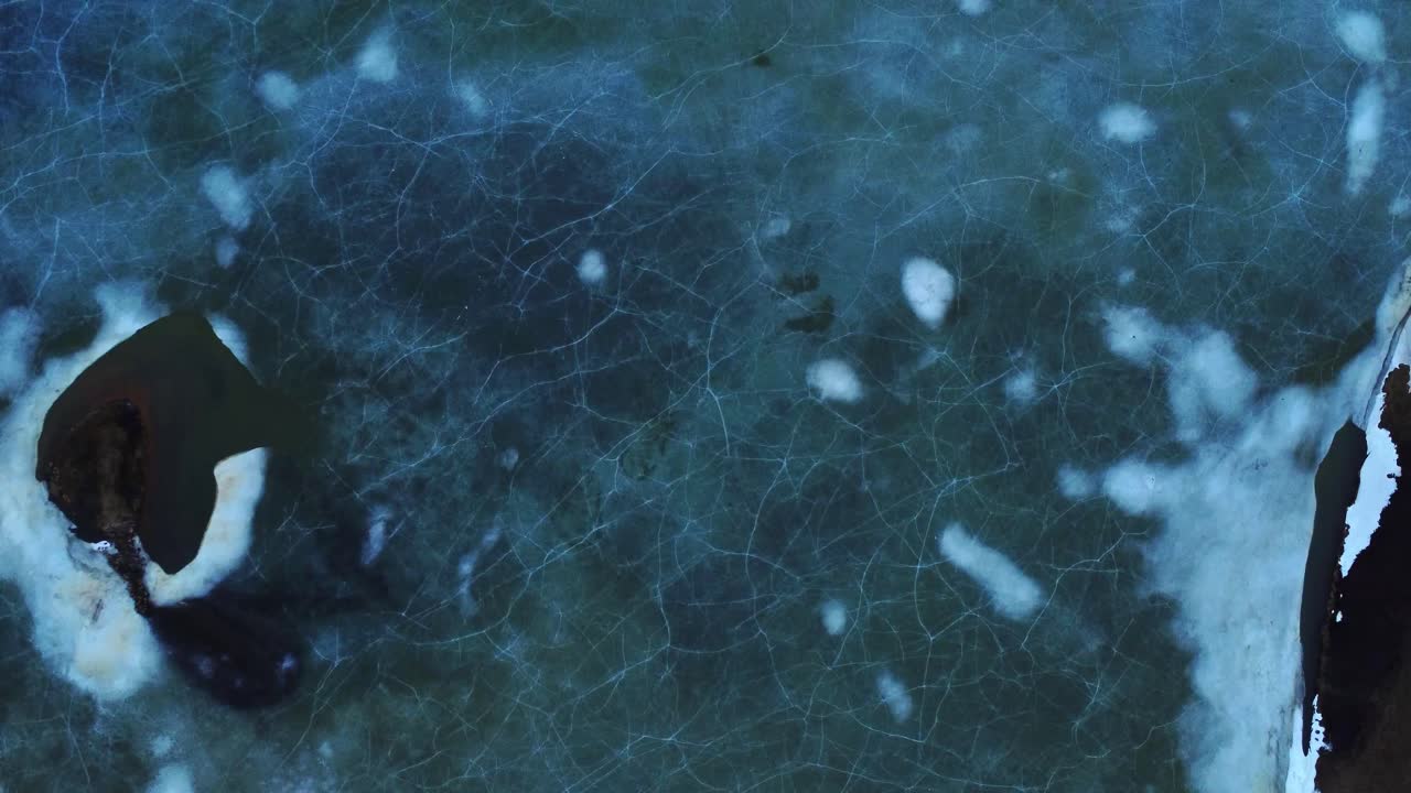 superficie agrietada del mar congelado con glaciares