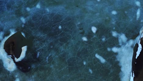 superficie agrietada del mar congelado con glaciares