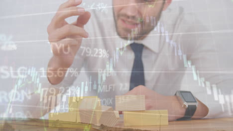 animación del procesamiento de datos financieros sobre bloques de construcción de empresarios caucásicos en la oficina