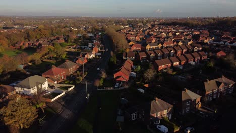 Casas-De-Barrio-De-Aldea-Suburbana-Inglesa-Que-Brillan-En-Otoño-Hora-Dorada-Luz-Solar-Vista-Panorámica-Aérea