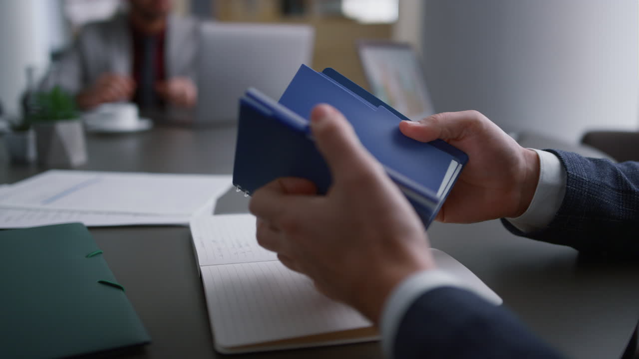 manos de hombre de negocios desconocido sosteniendo papeles