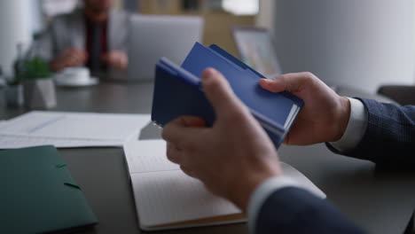 manos de hombre de negocios desconocido sosteniendo papeles