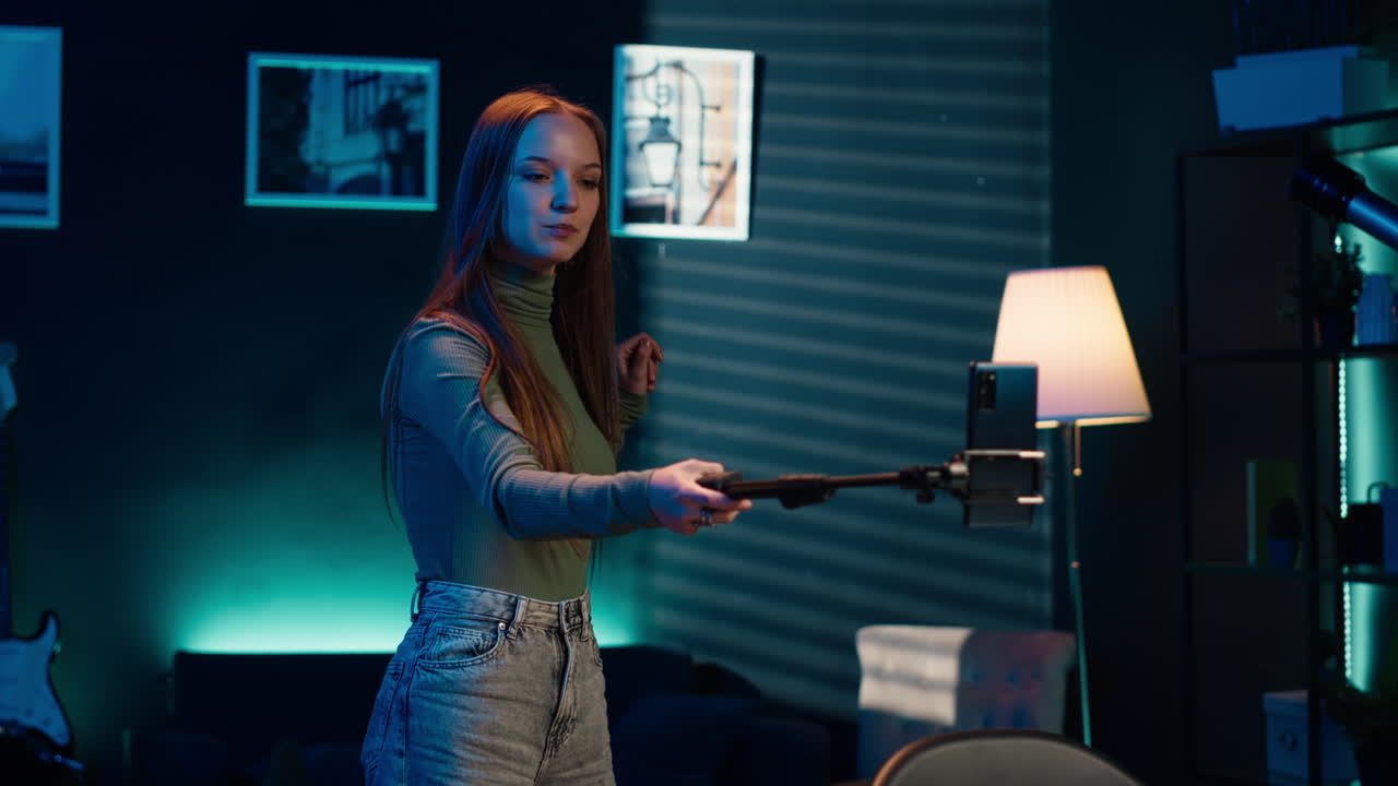 adolescente haciendo un video presentando su casa a los fans de los canales de redes sociales