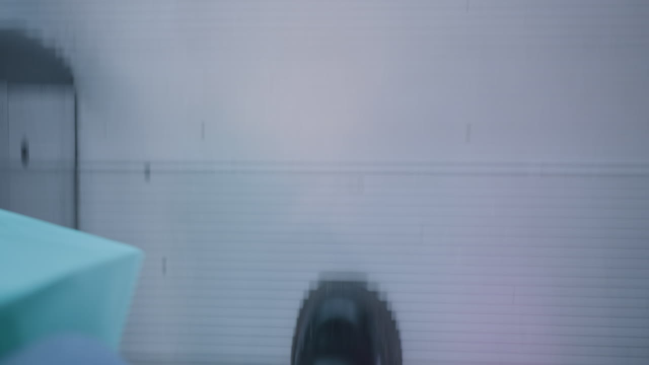 청바지와 부츠를 입은 사람이 핑크와 민트 쇼핑 가방을 들고 에스컬레이터를 움직이고, 배경의 카에 발을 고 있는 모습