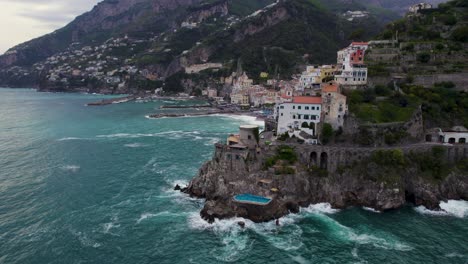 Casa-De-Lujo-Y-Piscina-En-Un-Acantilado-En-La-Costa-De-Amalfi,-Italia,-Famoso-Destino-Turístico