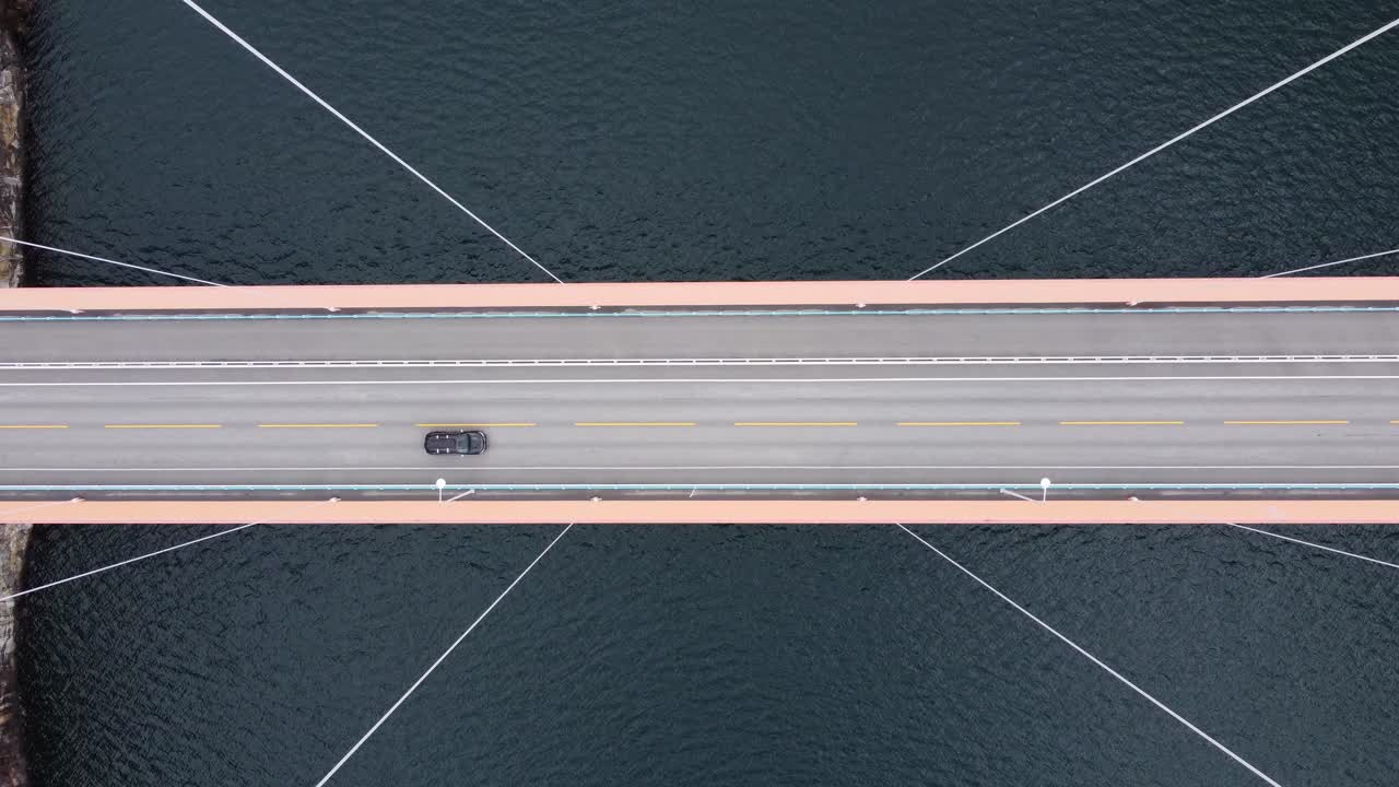 hardanger 현수교 위의 멋진 조감도 - 전선이 가까이 지나가는 도로 옆으로 이동 - 피요르드 중앙에서 터널 입구까지 - 아래에 보이는 hardangerfjorden 바다