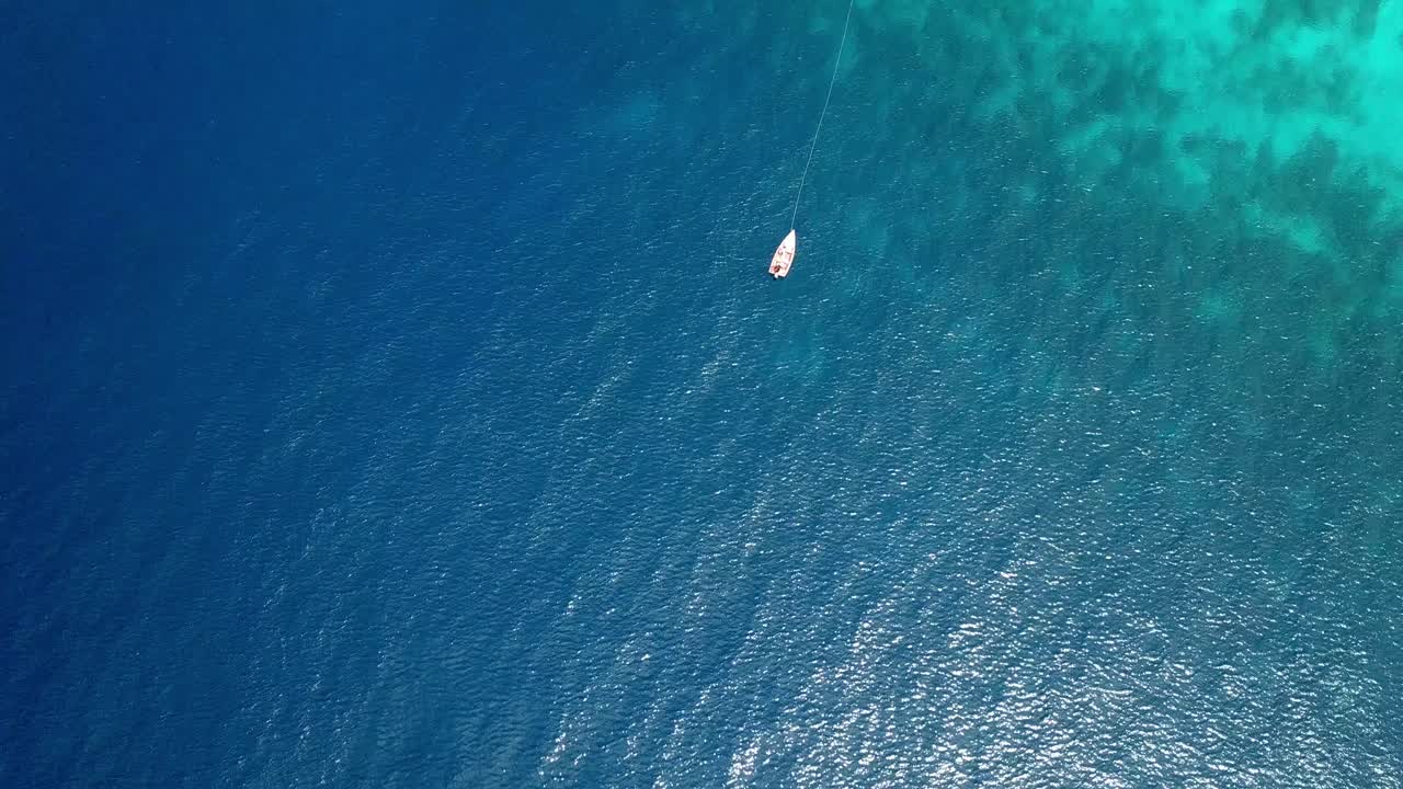 vista aérea inclinada hacia abajo de los barcos estacionados en alta mar en westpunt, curacao, isla caribeña holandesa