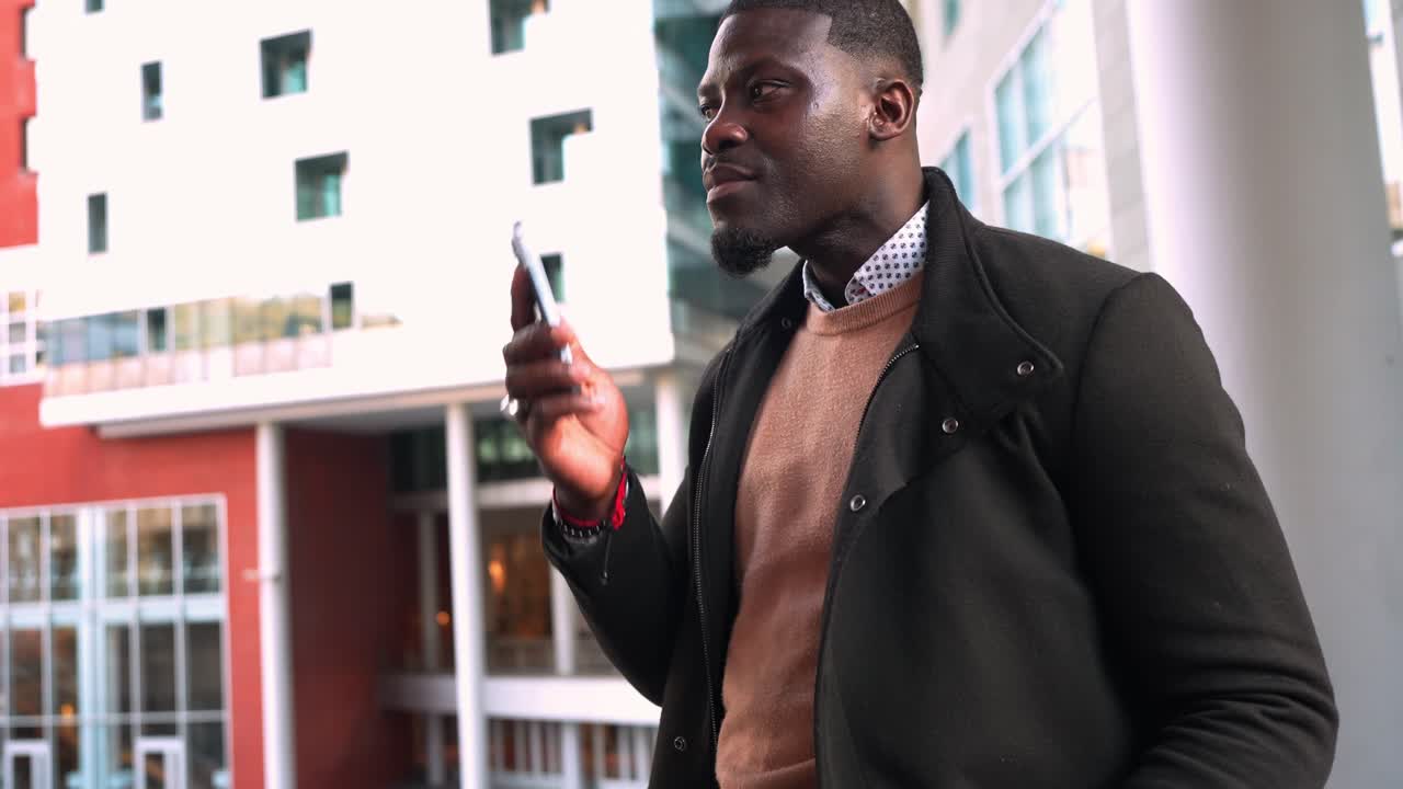 Uomo che usa lo smartphone in un ambiente urbano