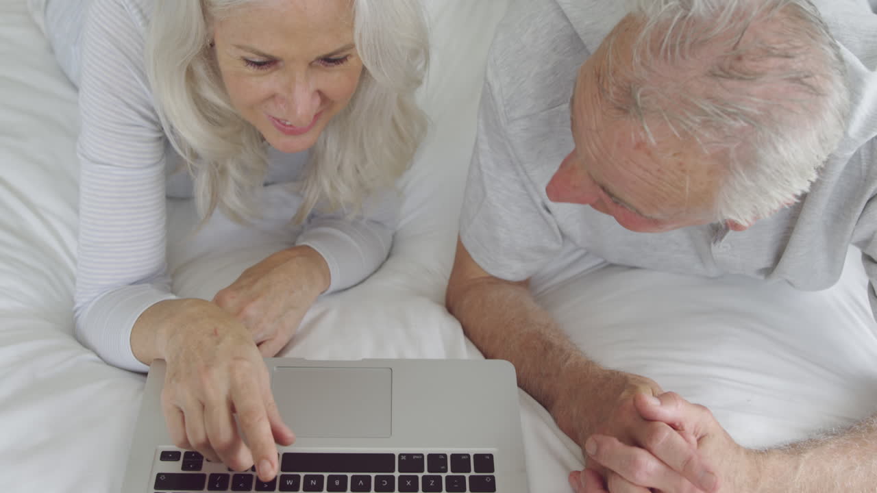 старшая пара дома