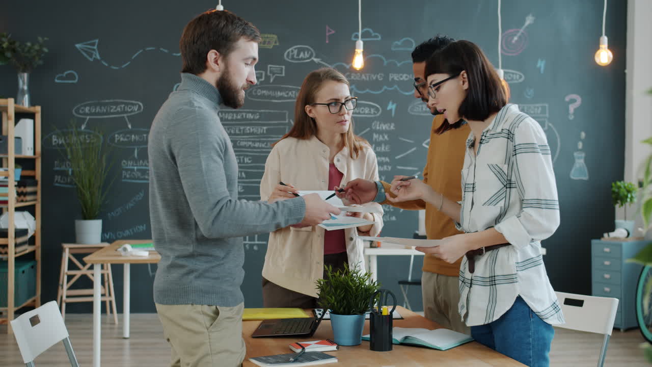 equipo de negocios analizando documentos en la reunión