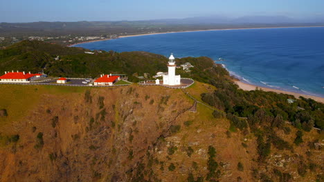 Breite-Rotierende-Drohnenaufnahme-Des-Leuchtturms-Von-Cape-Byron,-Australien