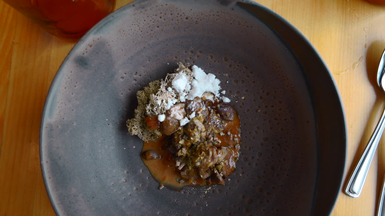 레스토랑에서 럭셔리 음식 요리 접시